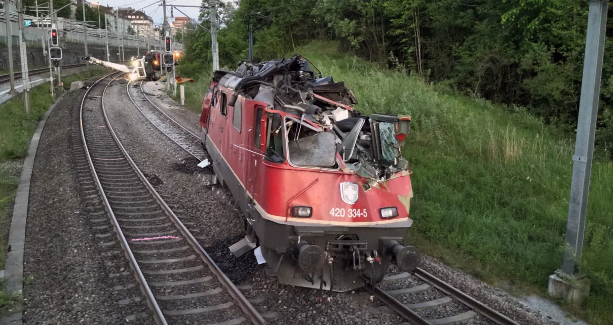 Zderzenie lokomotywy z koparką. Są ranni (fot. Policja miejska St. Gallen)