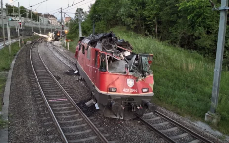 Zderzenie lokomotywy z koparką. Są ranni (fot. Policja miejska St. Gallen)