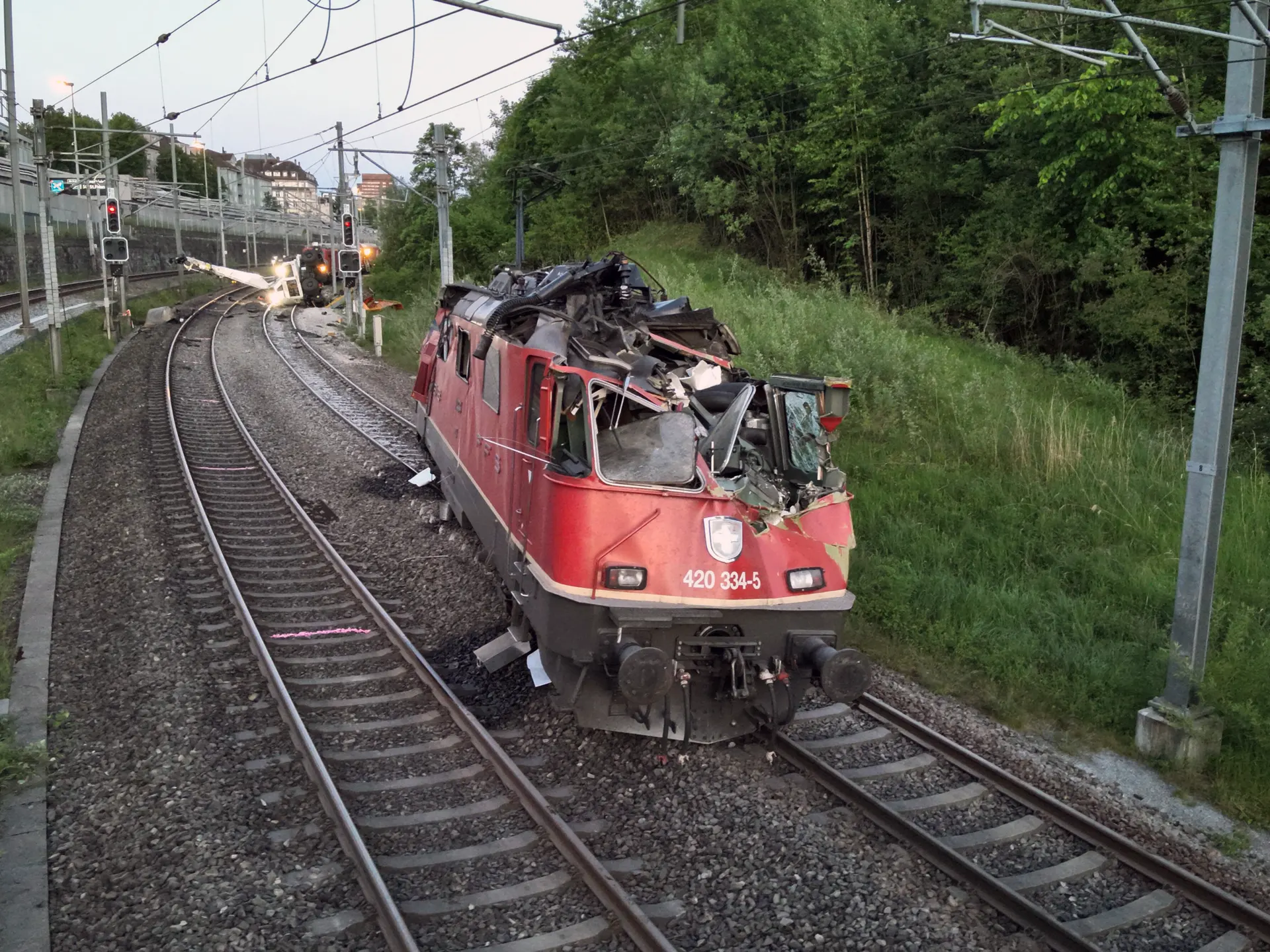 Zderzenie lokomotywy z koparką. Są ranni (fot. Policja miejska St. Gallen)