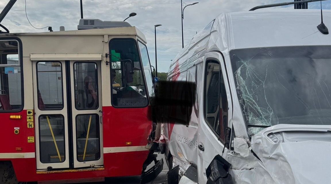 Samochód dostawczy wymusił pierwszeństwo i zderzył się z tramwajem (fot. Komenda Miejska Państwowej Straży Pożarnej w Rudzie Śląskiej)