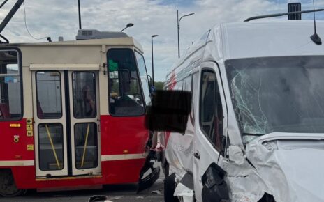 Samochód dostawczy wymusił pierwszeństwo i zderzył się z tramwajem (fot. Komenda Miejska Państwowej Straży Pożarnej w Rudzie Śląskiej)