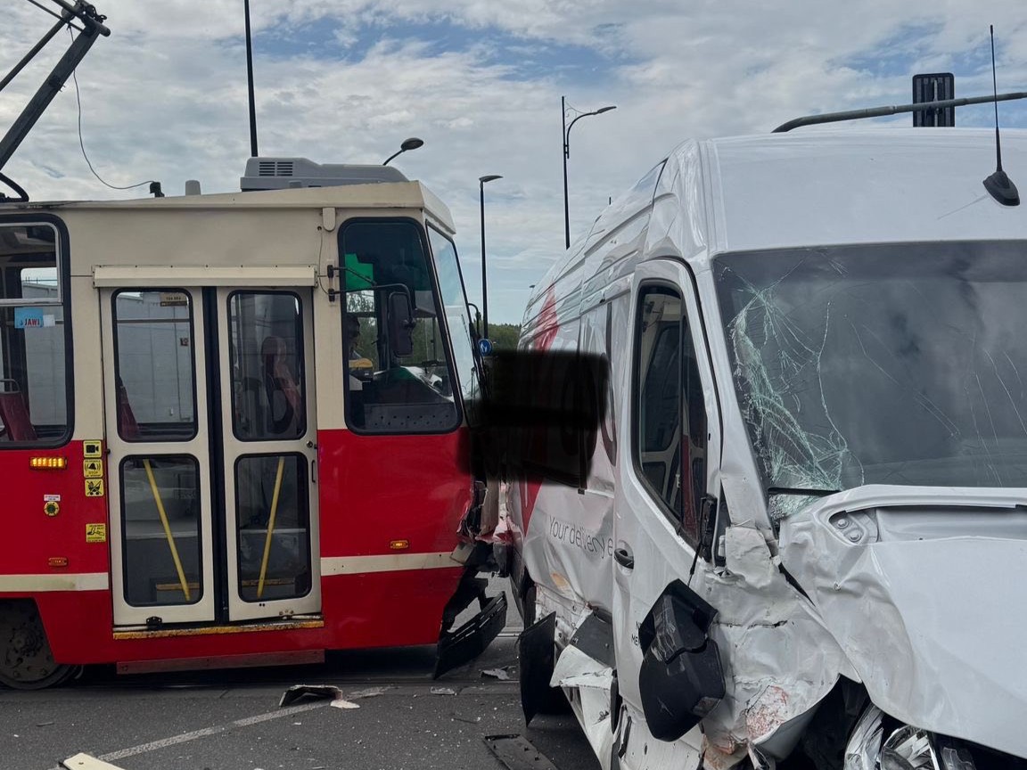 Samochód dostawczy wymusił pierwszeństwo i zderzył się z tramwajem (fot. Komenda Miejska Państwowej Straży Pożarnej w Rudzie Śląskiej)
