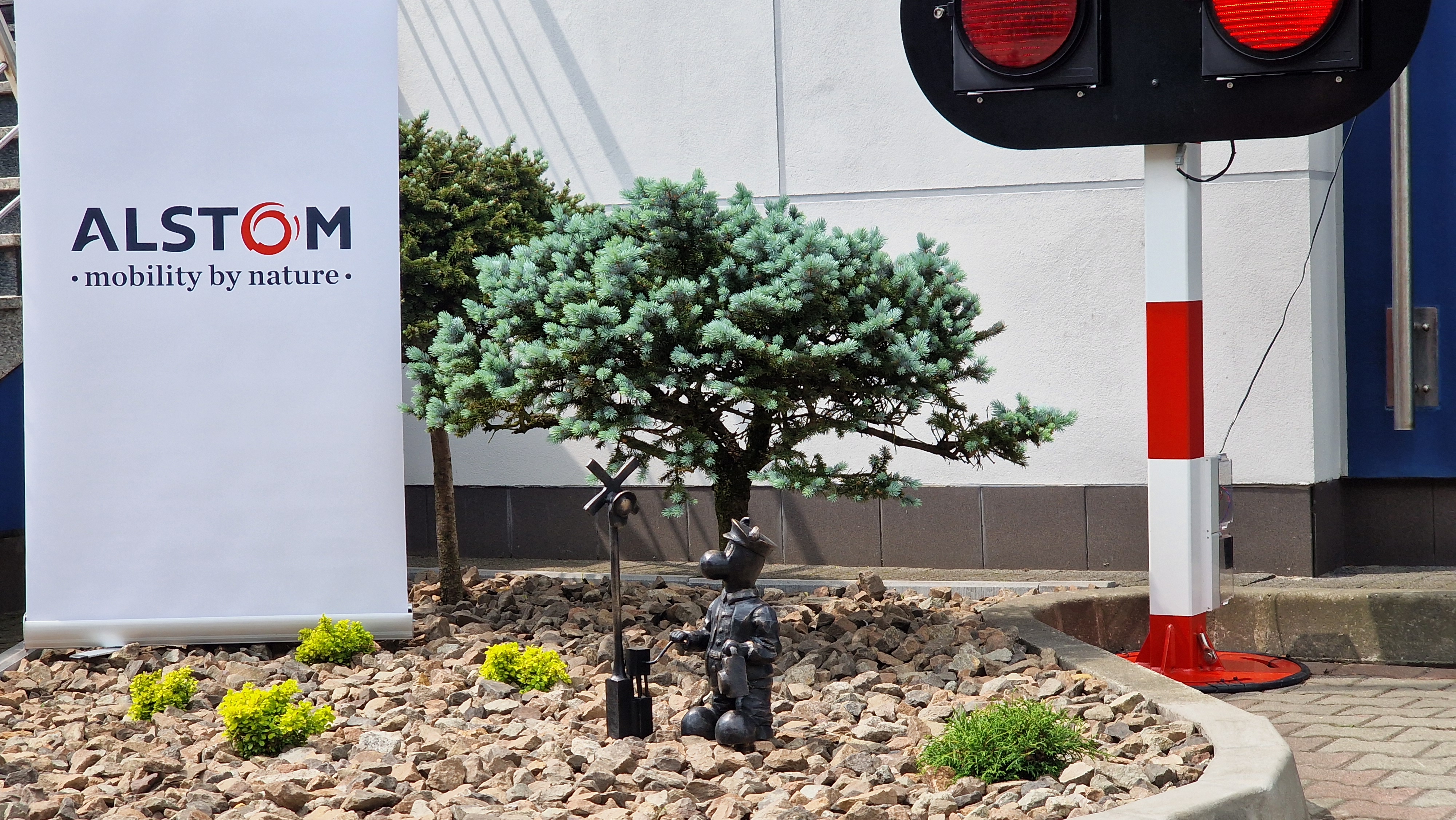 Bebok stanął przed katowicką siedzibą Alstom