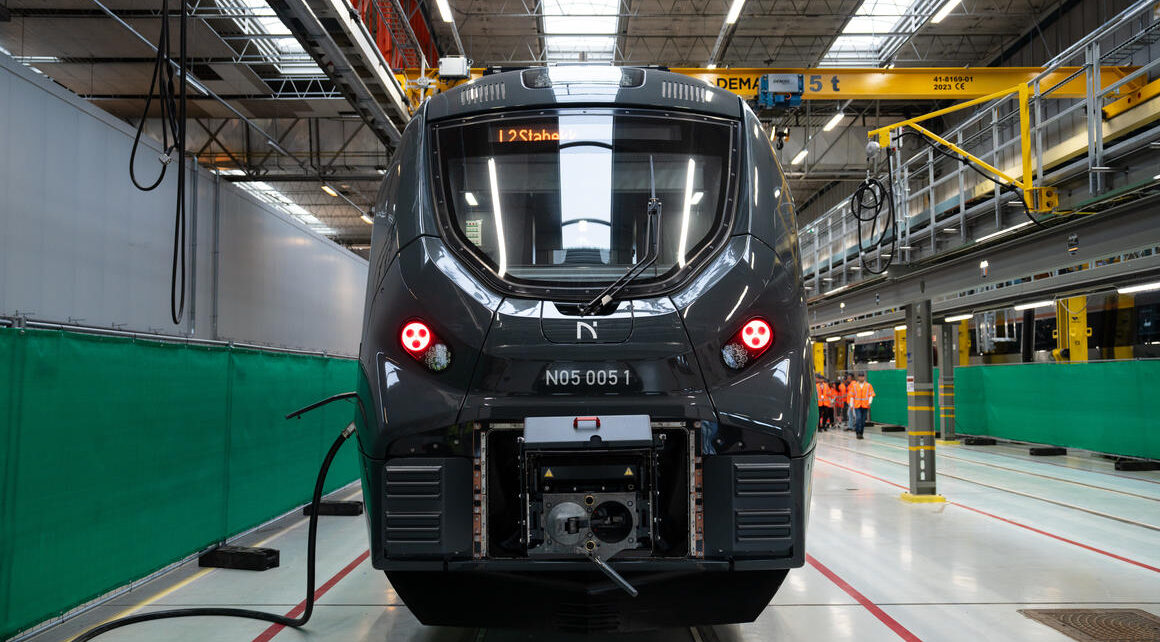 Pociągi osiągają maksymalną prędkość 160 km/h na trasach podmiejskich oraz do 200 km/h na trasach międzymiastowych. (fot. Norske tog | Nikolas Gogstad Andersen)