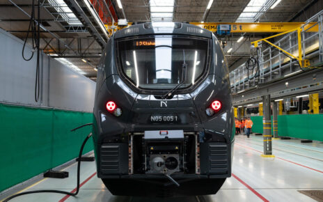 Pociągi osiągają maksymalną prędkość 160 km/h na trasach podmiejskich oraz do 200 km/h na trasach międzymiastowych. (fot. Norske tog | Nikolas Gogstad Andersen)