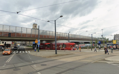 Pociągi wracają pod chorzowską estakadę. (fot. Google Maps)