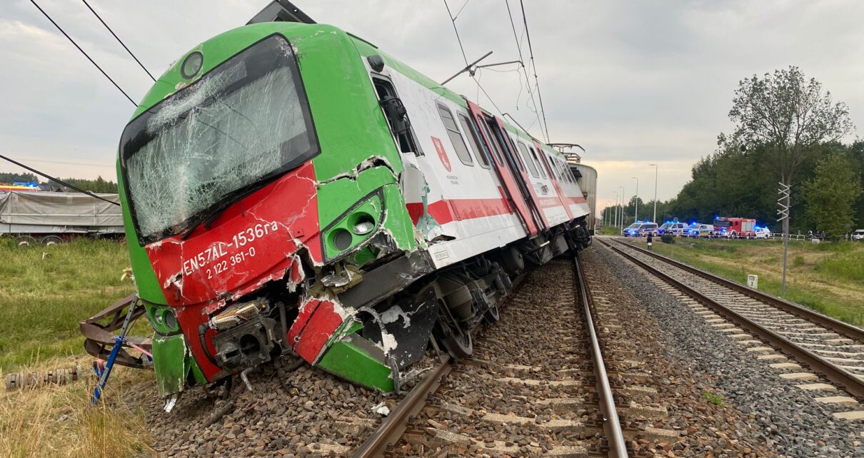 Ciężarówka zderzyła się z pociągiem POLREGIO. Jednostka się wykoleiła (fot. KP PSP w Sokółce / X)