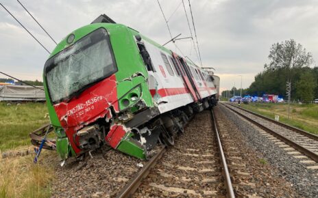 Ciężarówka zderzyła się z pociągiem POLREGIO. Jednostka się wykoleiła (fot. KP PSP w Sokółce / X)