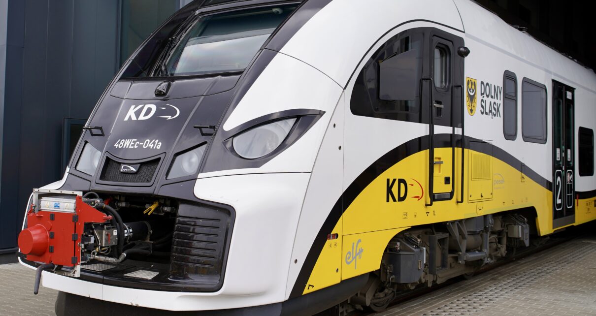 Wartość rozszerzonego we wtorek kontraktu z bydgoską Pesą opiewa na blisko 440 mln zł. Koszt jednego pociągu to 44 mln zł.