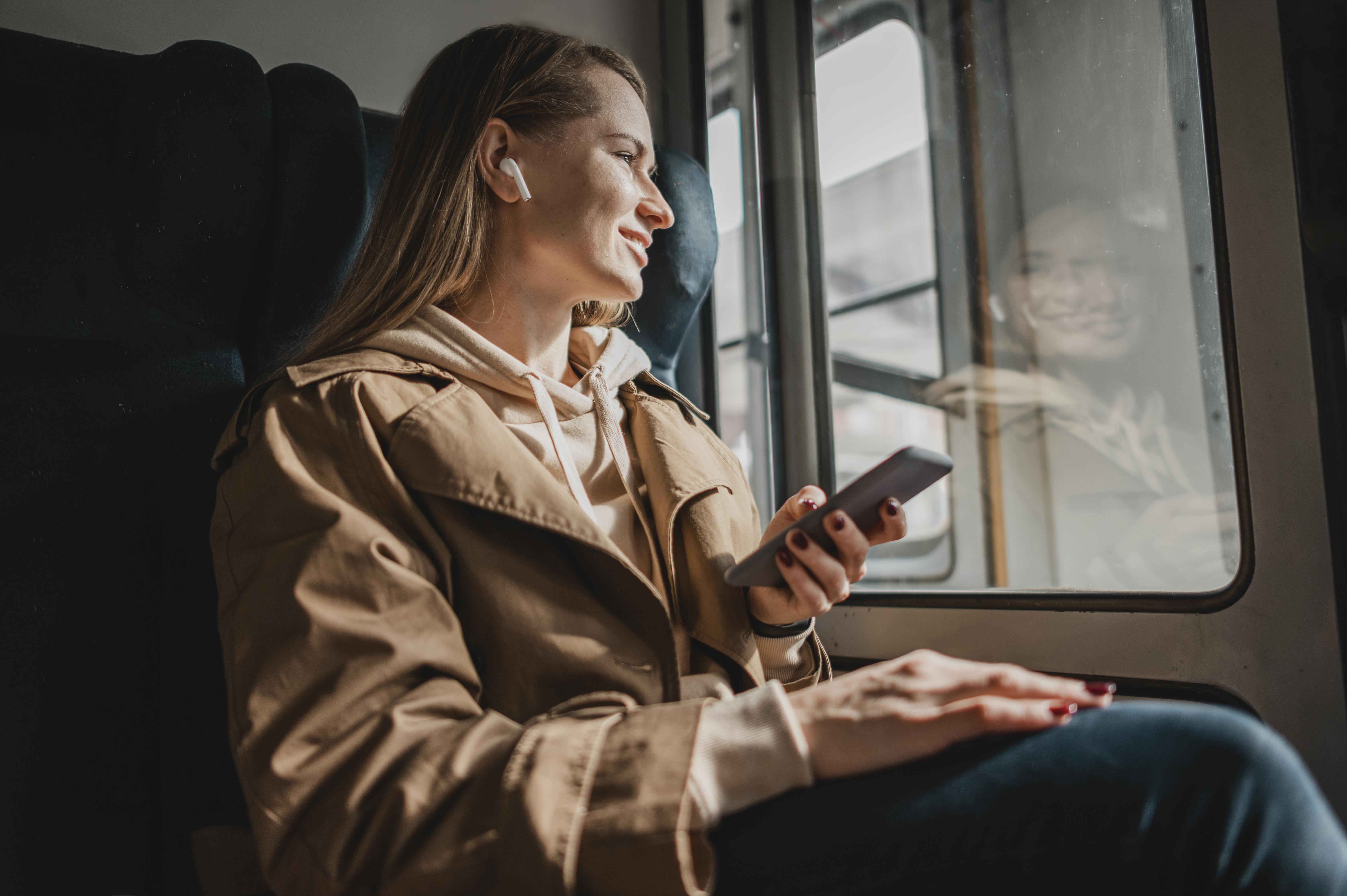 Koleją nie tylko na wakacje – Najnowszy raport o tym, jak Polacy korzystają z pociągów