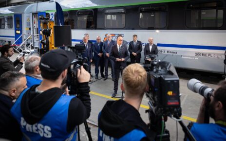 Łącznie zmodernizowanych zostanie 32 wagonów. (fot. Ministerstwo Infrastruktury)