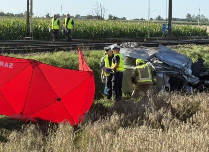 Tragiczny wypadek na przejeździe kolejowym pod Gnieznem (fot. KPP Gniezno)