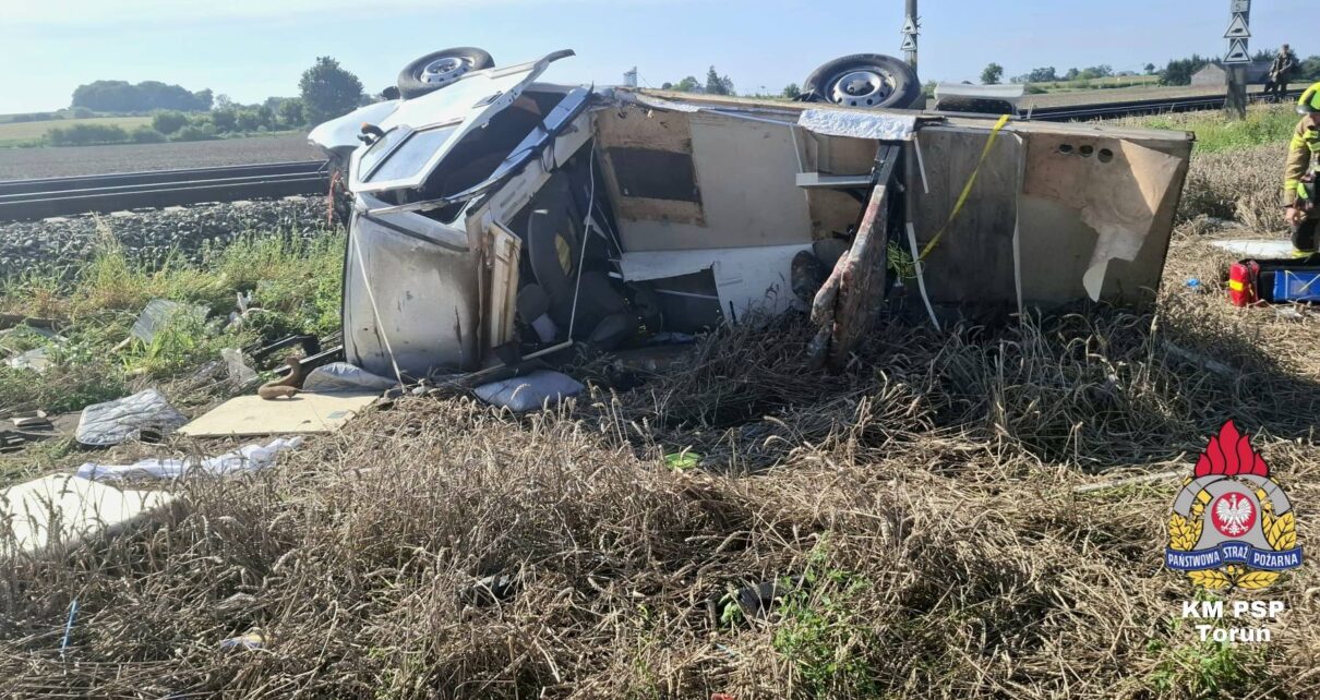 Kamper wjechał pod pociąg POLREGIO relacji Olsztyn - Bydgoszcz. Jedna osoba nie żyje (fot. OSP KSRG Gronowo)