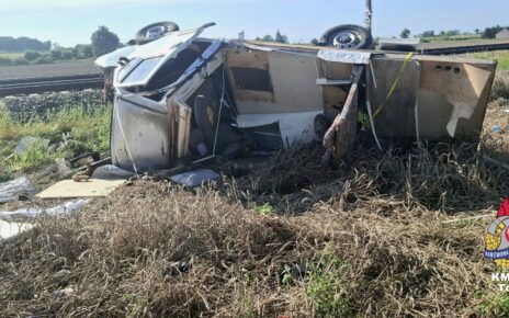Kamper wjechał pod pociąg POLREGIO relacji Olsztyn - Bydgoszcz. Jedna osoba nie żyje (fot. OSP KSRG Gronowo)