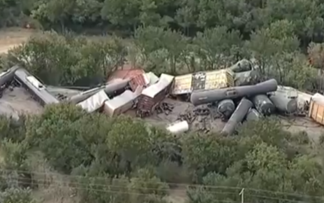 Skutki wykolejenia pociągu transportującego cysterny z substancjami niebezpiecznymi.