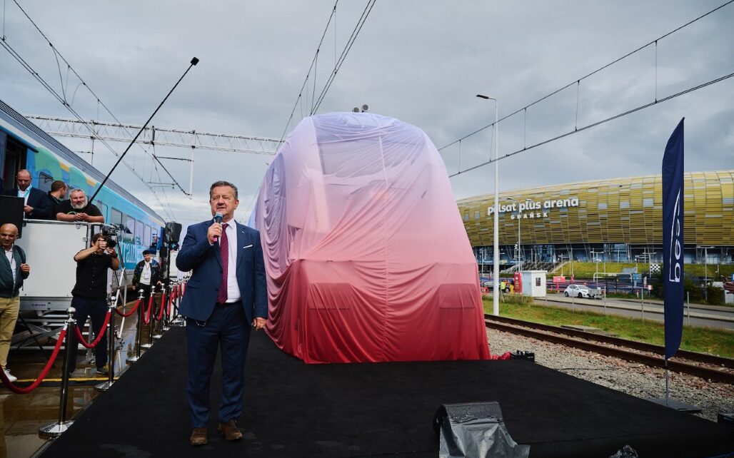 W oficjalnym odsłonięciu lokomotywy udział wziął prezes zarządu PESA Bydgoszcz - Krzysztof Zdziarski (fot. PESA)