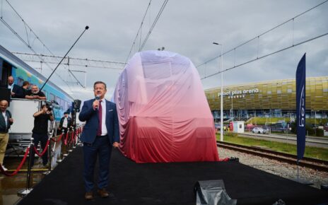 W oficjalnym odsłonięciu lokomotywy udział wziął prezes zarządu PESA Bydgoszcz - Krzysztof Zdziarski (fot. PESA)