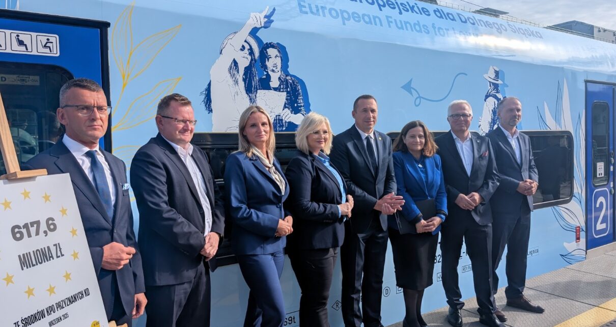 Dwa pociągi w unijnych barwach ruszyły na tory naszego województwa 11 września 2025 roku. (fot. Koleje Dolnośląskie)