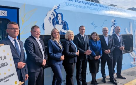 Dwa pociągi w unijnych barwach ruszyły na tory naszego województwa 11 września 2025 roku. (fot. Koleje Dolnośląskie)