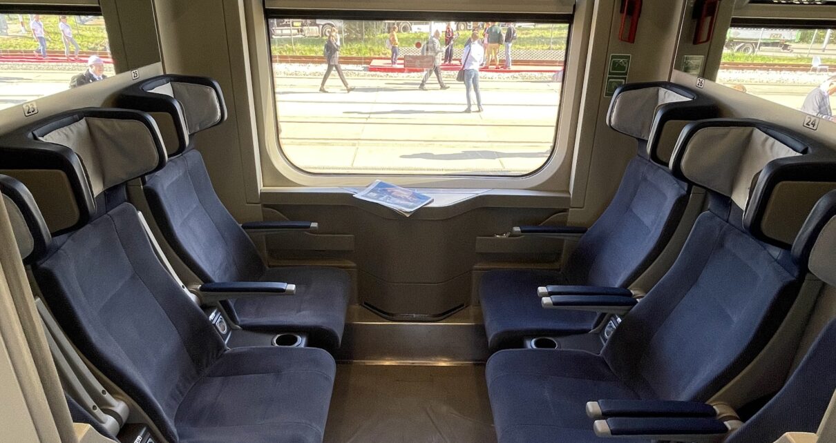 Wnętrze nowego wagonu H. Cegielski - FPS dla PKP Intercity (fot. Laura Skop | Raport Kolejowy)