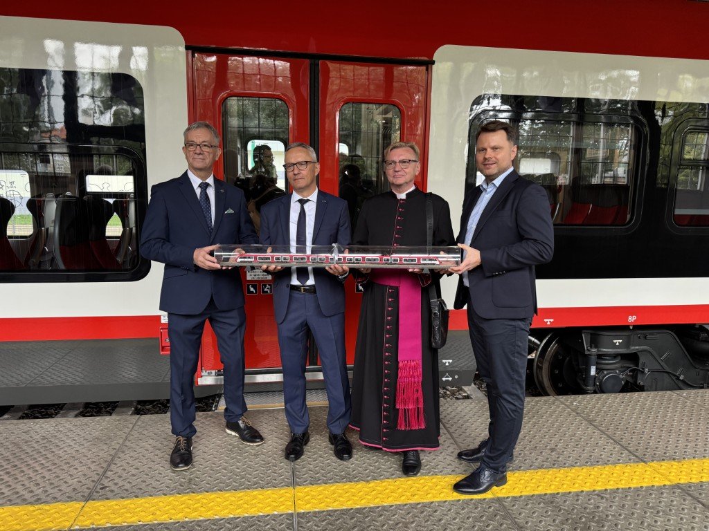 Kolejne PESA Elf2 dla Kolei wielkopolskich przekazane (fot. PESA Bydgoszcz)