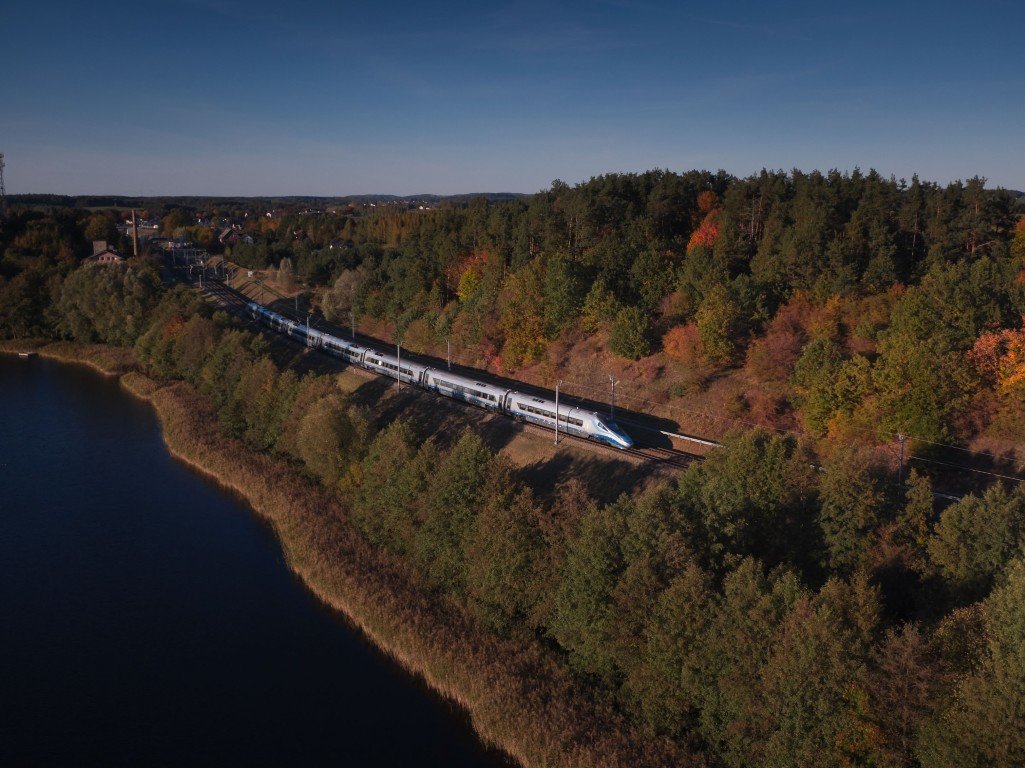 18 października 2025 r. odbył się pierwszy przejazd Pendolino na trasie Warszawa – Zakopane – Warszawa. To historyczny moment – najnowocześniejszy pociąg w Polsce oficjalnie dotarł na Podhale.