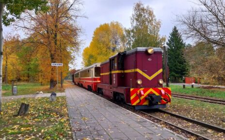 – Infrastruktura kolejowa może być państwowa lub samorządowa, normalnotorowa i wąskotorowa. Dla pasażera to nie ma znaczenia - komentuje Jakub Majewski, prezes Fundacji ProKolej. (fot. Piaseczyńsko - Grójecka Kolej Wąskotorowa / facebook)