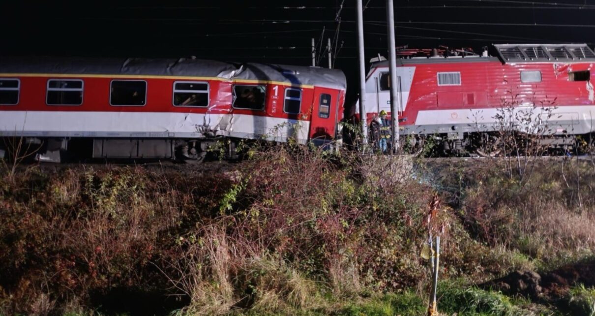 - W zderzeniu pociągów rannych zostało kilka osób – poinformował Ján Baček, rzecznik Kolei Słowackich (ZSSK). (fot. słowacka policja)