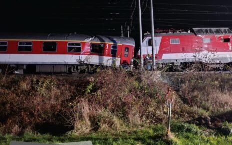 - W zderzeniu pociągów rannych zostało kilka osób – poinformował Ján Baček, rzecznik Kolei Słowackich (ZSSK). (fot. słowacka policja)