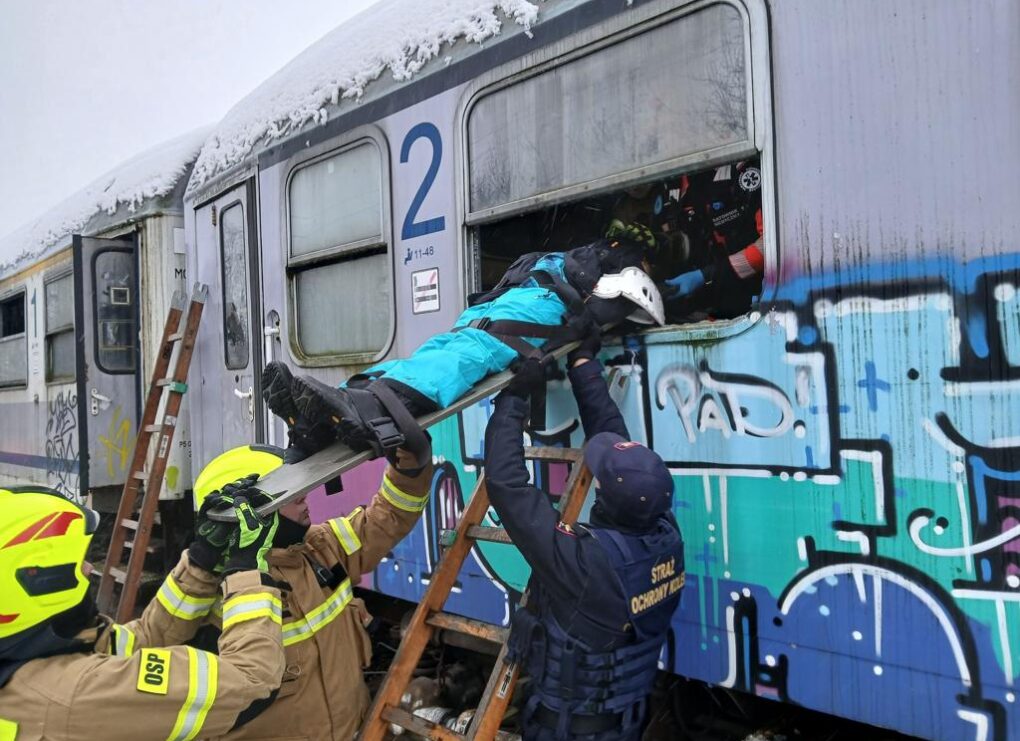 Założeniem manewrów była symulacja nagłego hamowania pociągu przewożącego kibiców, które doprowadziło do licznych obrażeń wśród podróżnych. (fot. oficjalna strona Straży Ochrony Kolei)