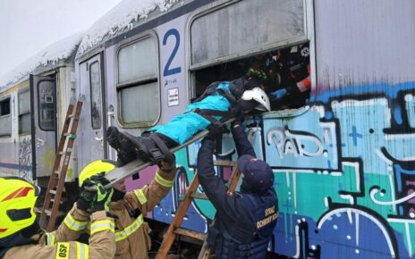 Założeniem manewrów była symulacja nagłego hamowania pociągu przewożącego kibiców, które doprowadziło do licznych obrażeń wśród podróżnych. (fot. oficjalna strona Straży Ochrony Kolei)