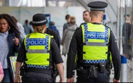 Atak nożownika w pociągu niedaleko Londynu. Rannych jest 10 osób (fot. brytyjska policja)