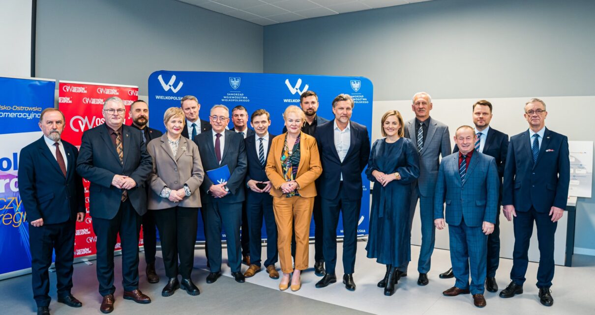 W wydarzeniu uczestniczyli m.in.: Wojciech Jankowiak i Krzysztof Grabowski – wicemarszałkowie Województwa Wielkopolskiego, prezydenci Kalisza i Ostrowa Wielkopolskiego, starostowie powiatów, burmistrzowie i wójtowie gmin, Marek Nitkowski, prezes spółki Koleje Wielkopolskie i Mikołaj Grzyb, członek zarządu. (fot. Koleje Wielkopolskie)