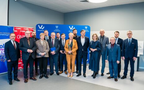 W wydarzeniu uczestniczyli m.in.: Wojciech Jankowiak i Krzysztof Grabowski – wicemarszałkowie Województwa Wielkopolskiego, prezydenci Kalisza i Ostrowa Wielkopolskiego, starostowie powiatów, burmistrzowie i wójtowie gmin, Marek Nitkowski, prezes spółki Koleje Wielkopolskie i Mikołaj Grzyb, członek zarządu. (fot. Koleje Wielkopolskie)