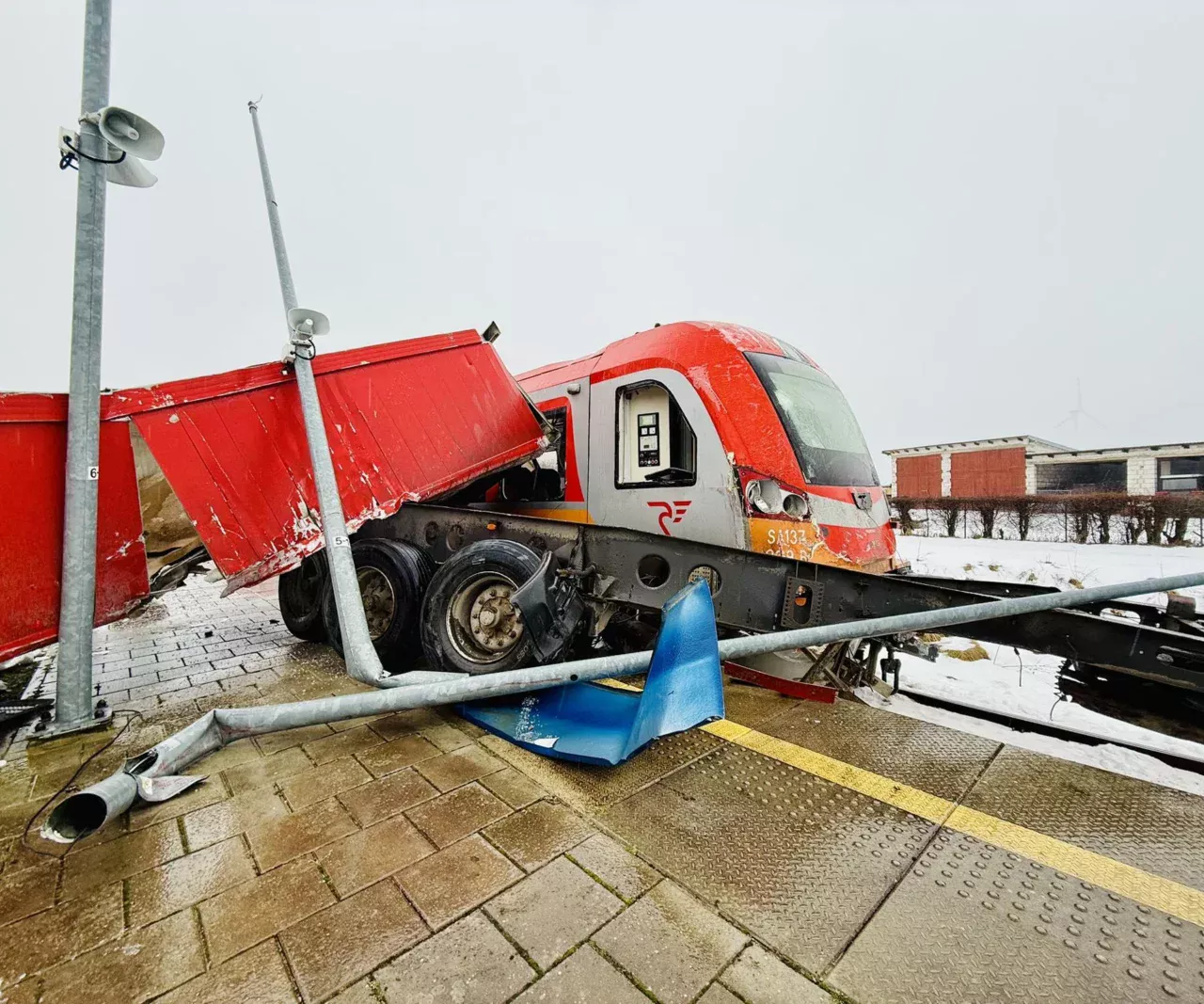 Zderzenie pociągu z ciężarówką w Widzinie. Ruch kolejowy wstrzymany
