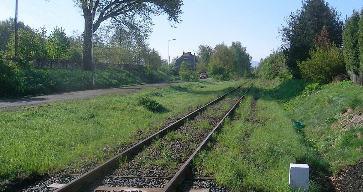 Fragment linii kolejowej biegnącej przez Porajów (fot. archiwalne | Autorstwa Kleeblatt187 - Praca własna, CC BY-SA 3.0, https://commons.wikimedia.org/w/index.php?curid=30960988)