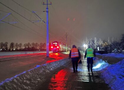 Samochód osobowy uderzył w bok przejeżdżającego pociągu (fot. KPP w Malborku)
