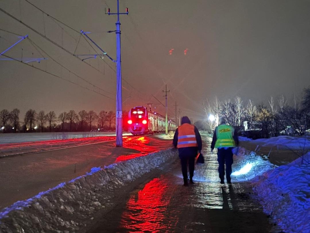 Nie zwolniła przed przejazdem. Wjechała w pociąg
