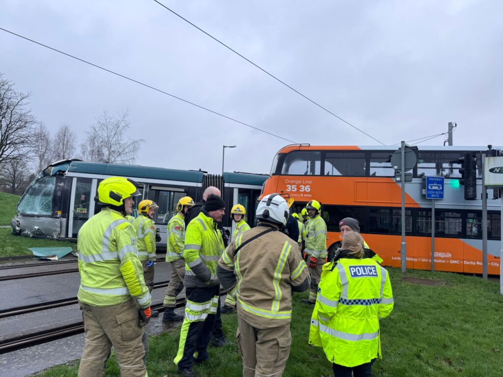 Zderzenie tramwaju z autobusem w Chilwell