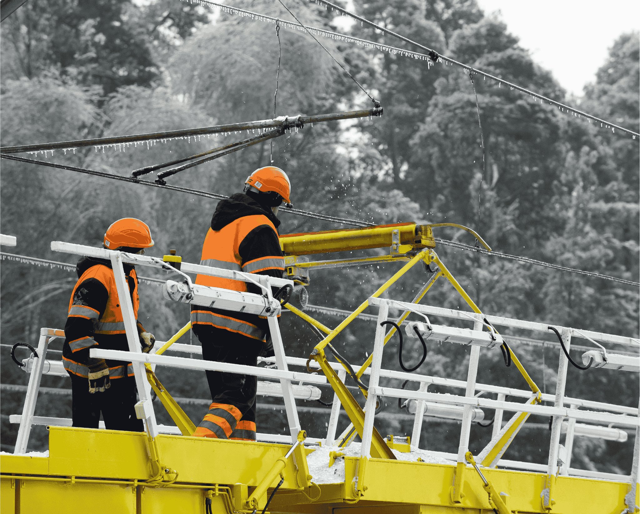 PGE Energetyka Kolejowa i PLK SA usuwają zimowe oblodzenia sieci