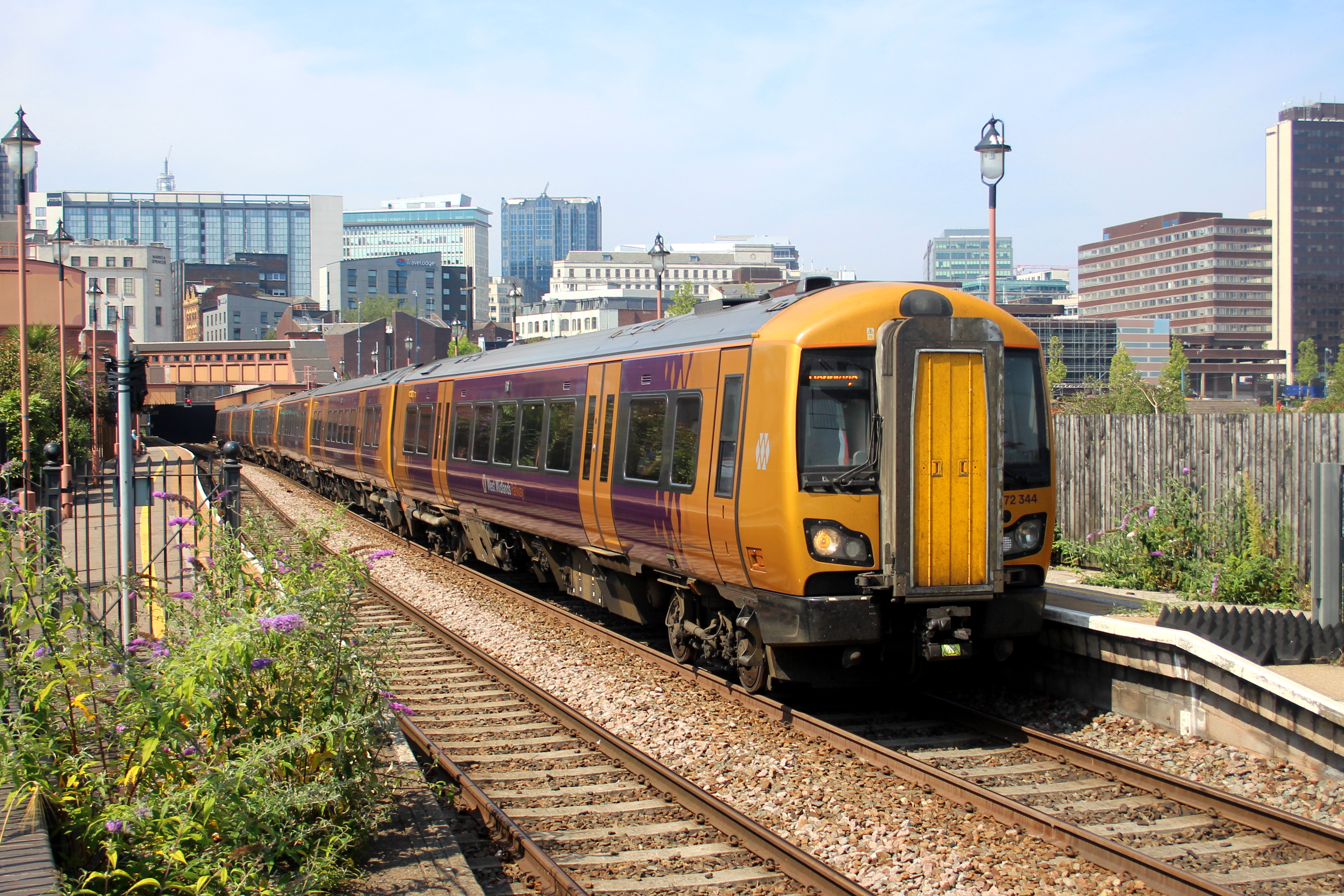 Nacjonalizacja sektora kolejowego w Wielkiej Brytanii za półmetkiem