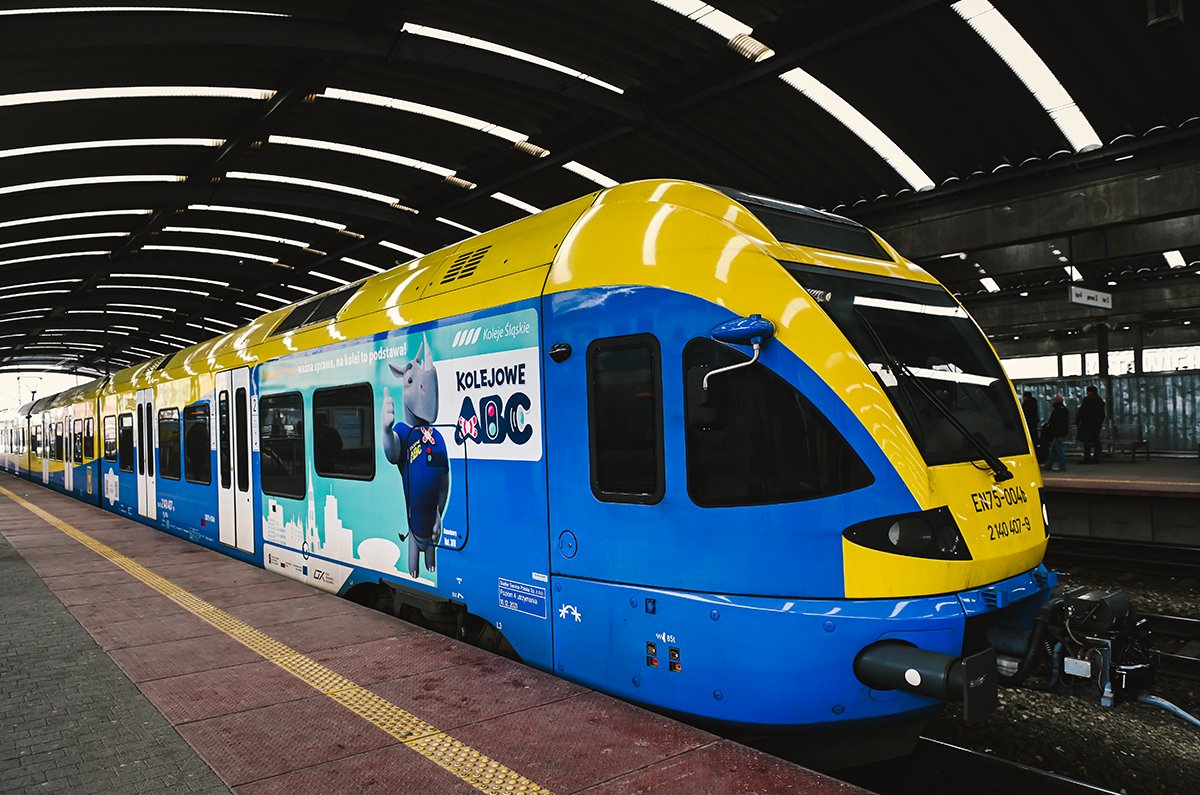 Rogatek wyruszył w trasę z Kolejami Śląskimi. Edukacja kolejowa w praktyce