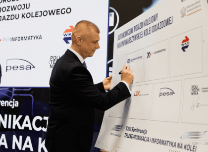 Porozumienie o współpracy przy autonomicznym pojeździe kolejowym podpisał m.in. Dariusz Grajda, Wiceprezes Zarządu PKP S.A. (fot. Polska Izba Kolei)
