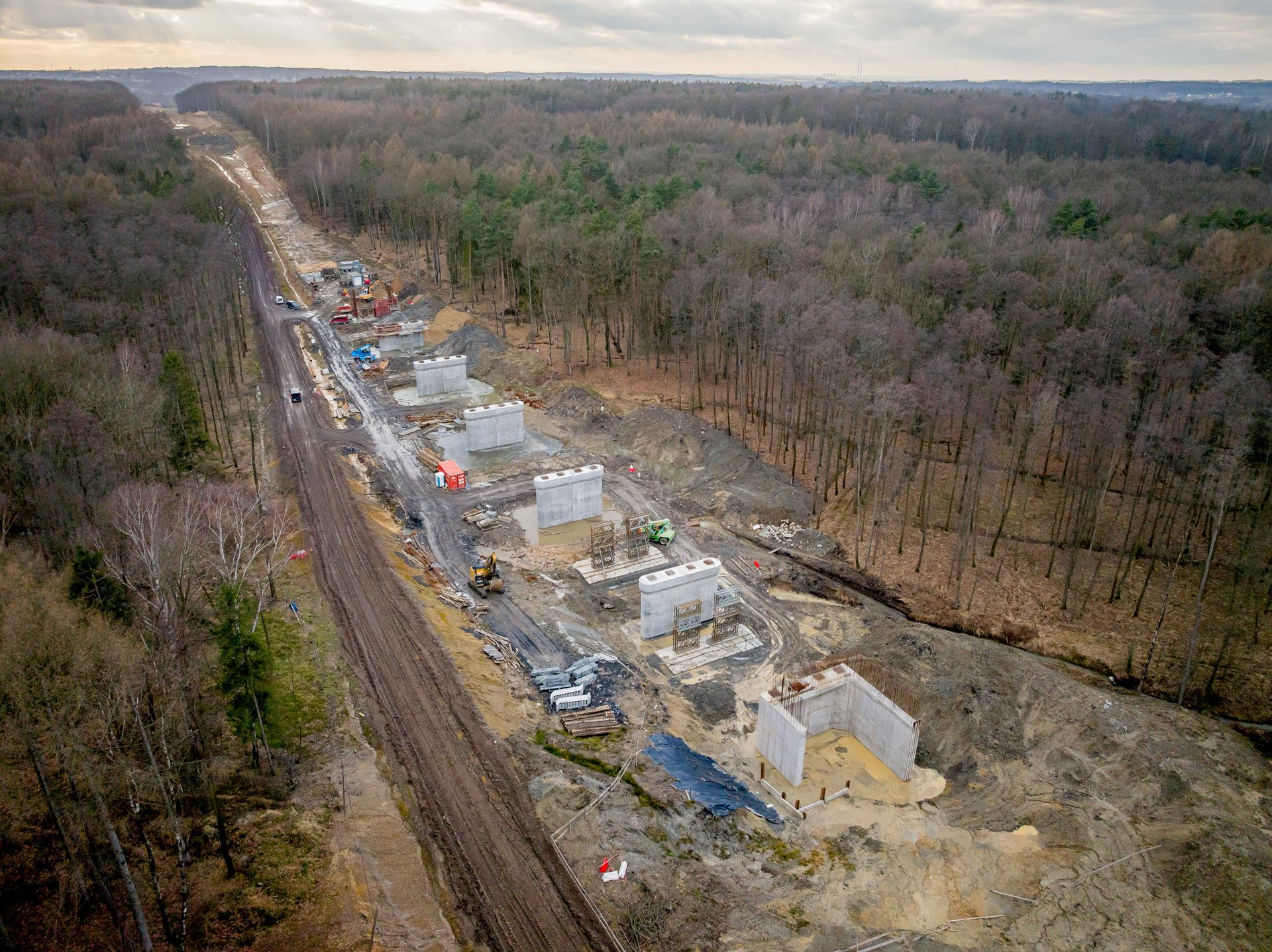 Nowy przebieg linii kolejowej nr 93 pod Zebrzydowicami. Praca wre