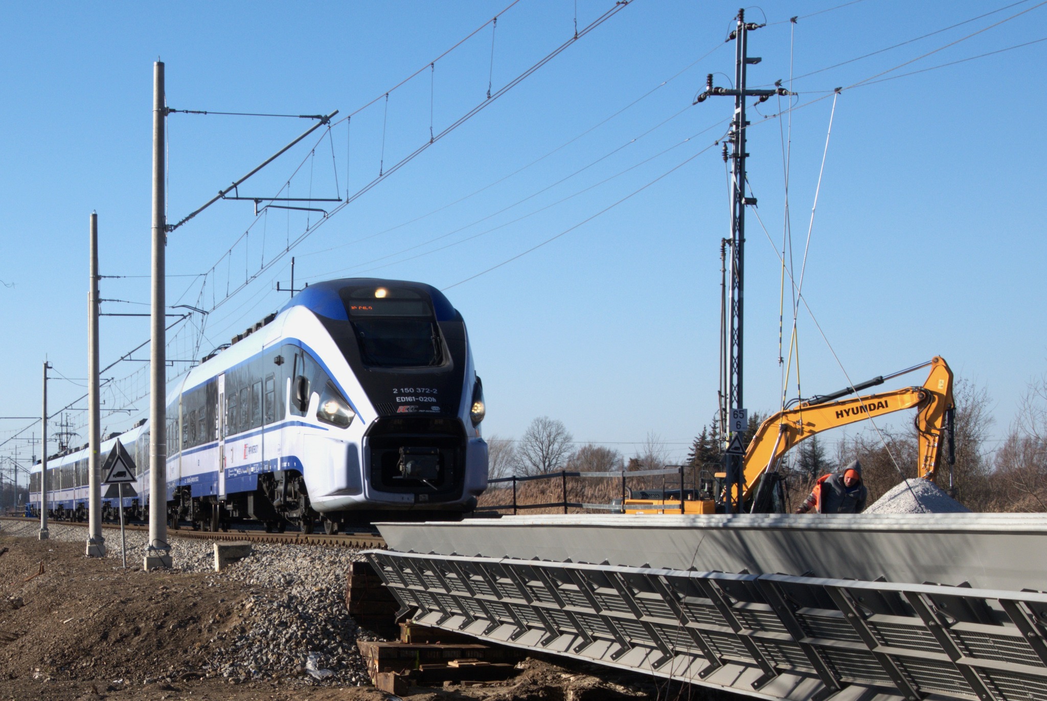 Modernizacja ważnej trasy kolejowej z Wrocławia do Warszawy wkracza w kluczowy etap