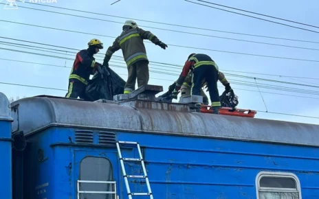 Ratownicy musieli wynieść ciało nastolatka z dachu pociągu (fot. Państwowa Służba Ratunkowa Kijowa)