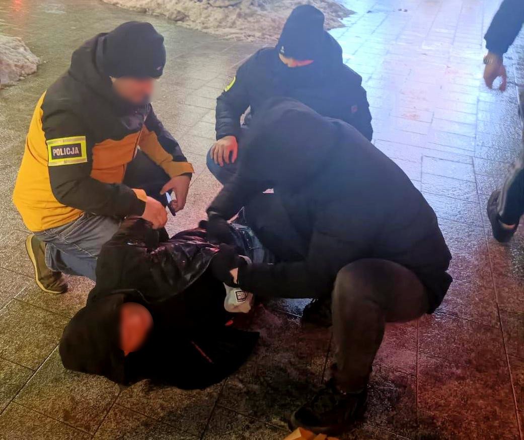 Oszuści zatrzymani. Spektakularna akcja policji przy Dworcu Centralnym [FILM]