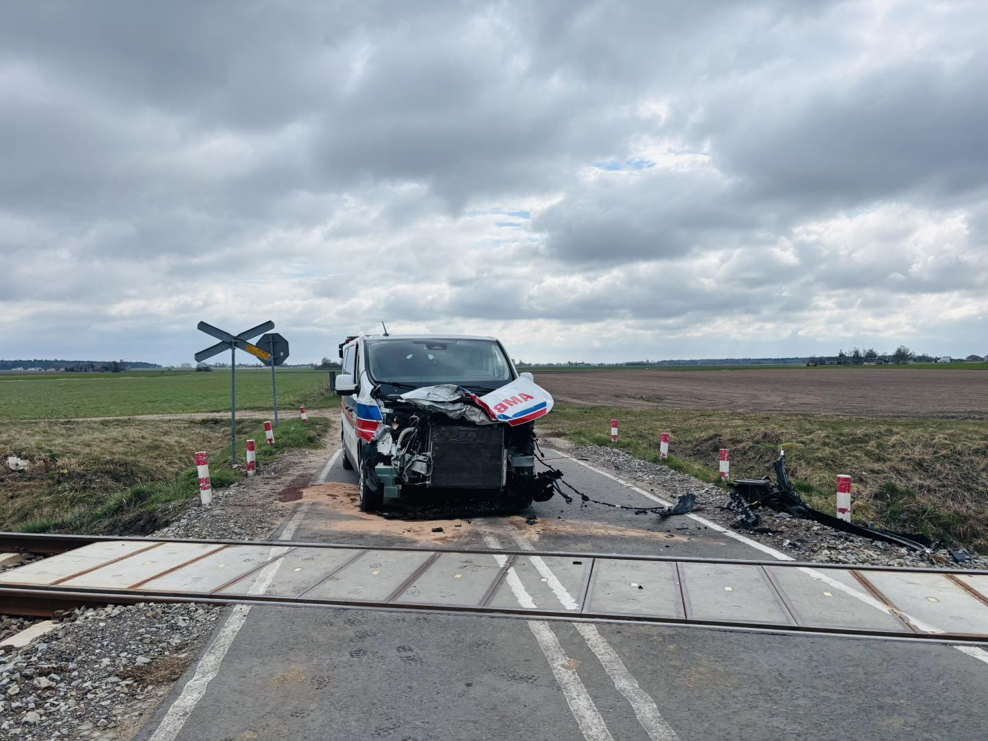Ambulans zderzył się z pociągiem [ZDJĘCIA]