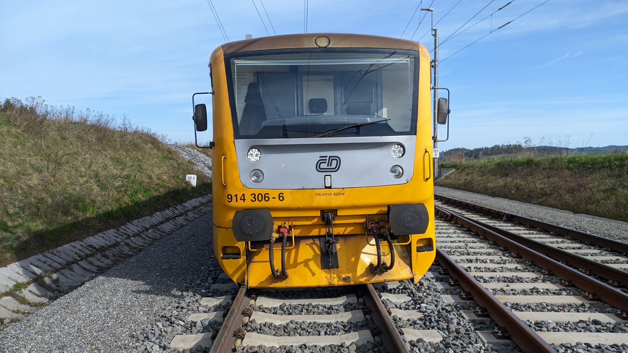 Wykolejenie pociągu na południu Czech. Maszynista tłumaczy, iż “oślepiło go słońce”