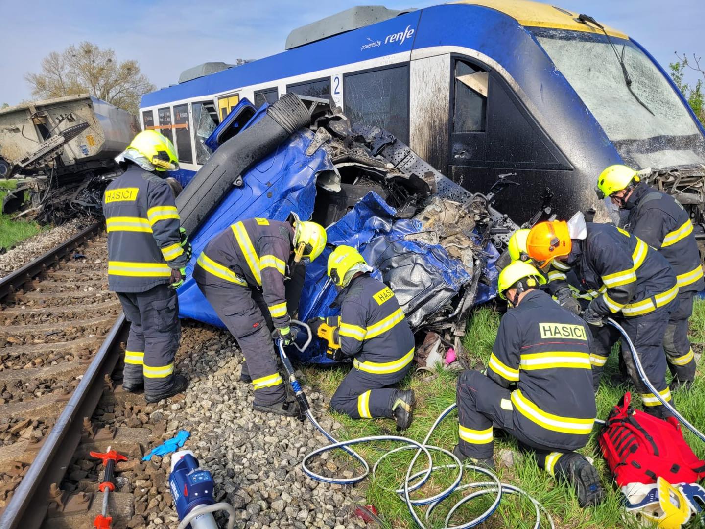 Zderzenie pociągu z ciężarówką. Są ranni i ofiara śmiertelna